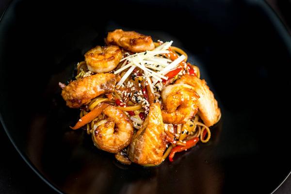 Udon cu Somon si Creveti